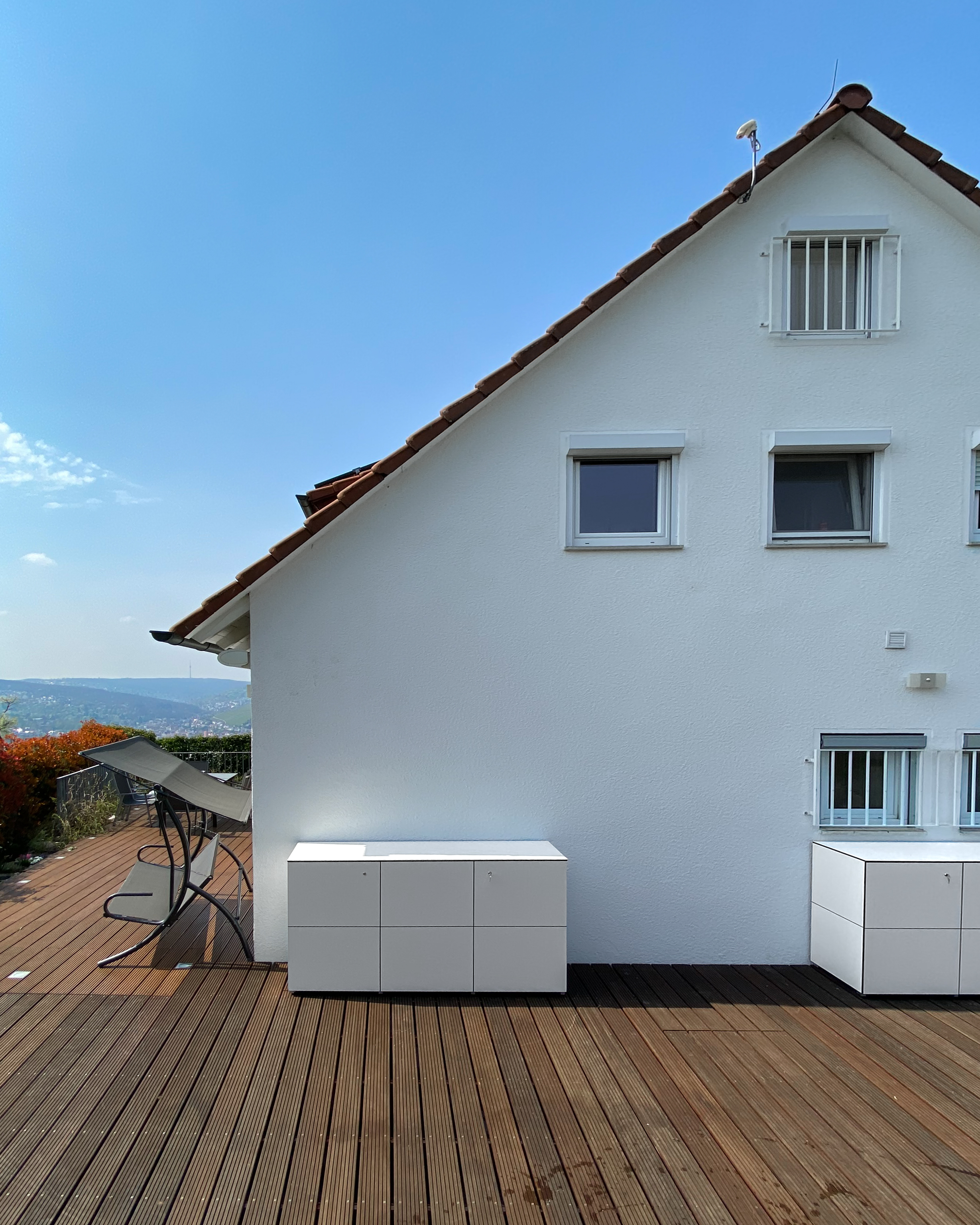 Doppio spazio contenitivo: due armadietti chiudibili a chiave per terrazza come credenze 2